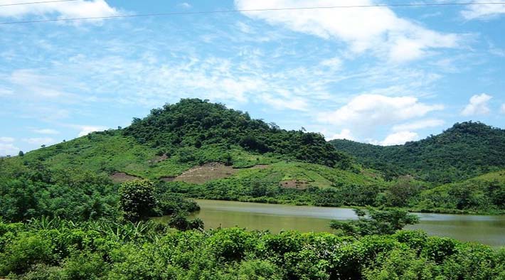 【東河鎮(zhèn)】是一個以黎族為主的黎苗聚居的大鎮(zhèn)，是原海南省東方老縣城所在地。境內(nèi)燕窩嶺、九龍山、大廣壩水庫等自然景觀絢麗多彩，堪稱東方市東部一顆璀璨的明珠。 