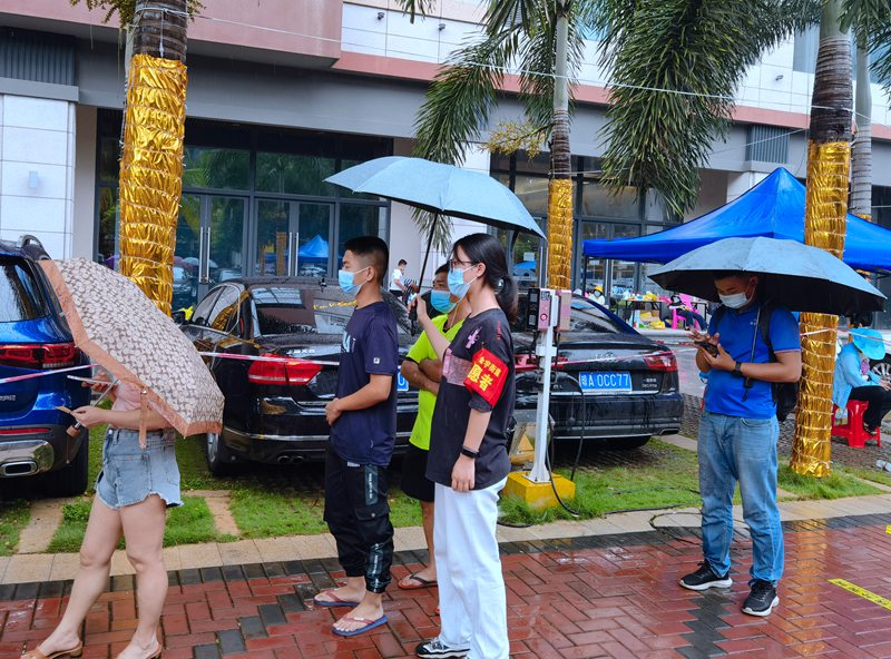 志愿者為市民擋雨。共青團(tuán)龍華區(qū)委供圖