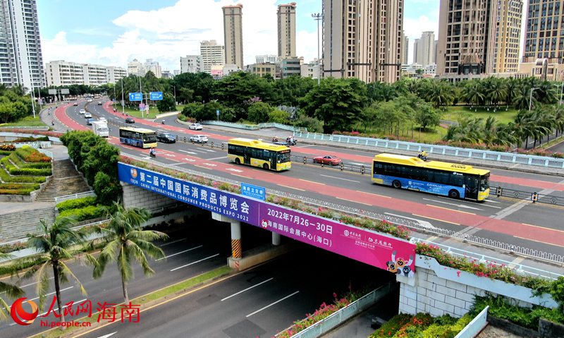 城市立交橋上的主題廣告。人民網(wǎng) 符武平攝