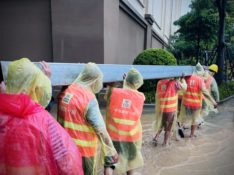 建設者們冒雨施工。梁惠攝