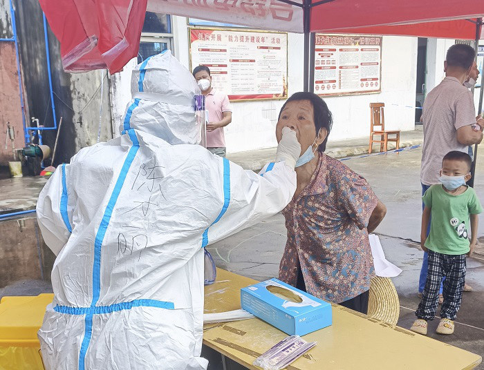 陳才麗在核酸檢測(cè)點(diǎn)采集核酸樣本。 海南省澄邁縣金江鎮(zhèn)南墩衛(wèi)生室供圖