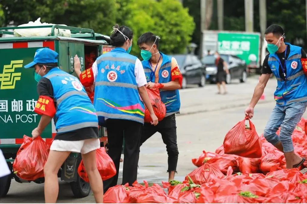 小紅旗公益黨員突擊隊志愿者們在配送生活物資。儋州市委組織部供圖