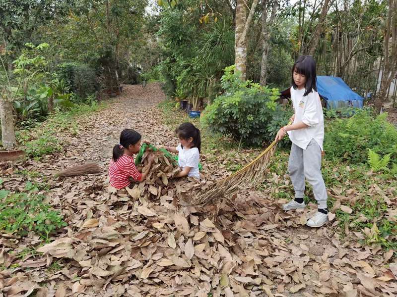 小朋友們學(xué)習(xí)堆肥技巧。受訪人供圖