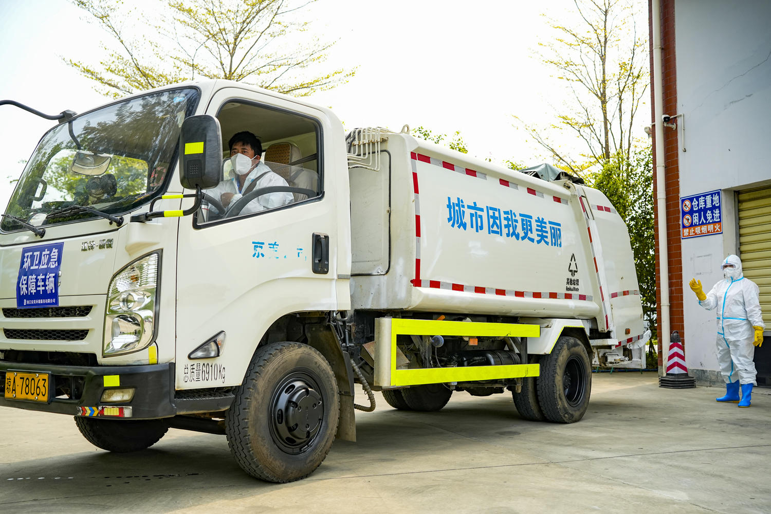 垃圾清運(yùn)車在運(yùn)送涉疫垃圾。