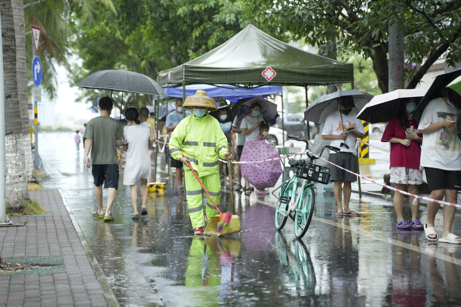 臺(tái)風(fēng)木蘭來(lái)襲，一線職工堅(jiān)守崗位保障衛(wèi)生。