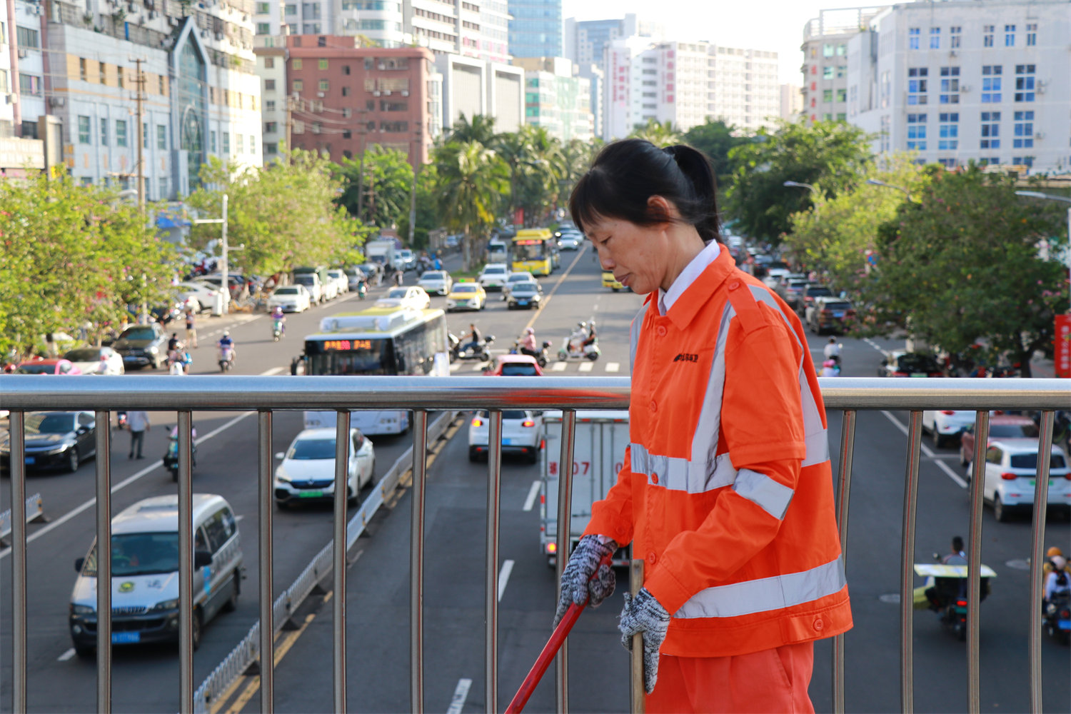 環(huán)衛(wèi)工人清理過街天橋