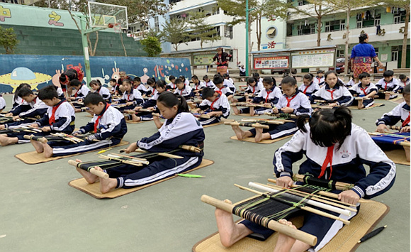 五指山市持續(xù)推進(jìn)非遺傳承人才培養(yǎng)“青藍(lán)工程” 