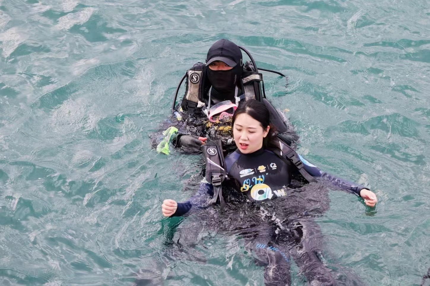 潛水教練在帶游客體驗(yàn)潛水。海南省旅文廳供圖