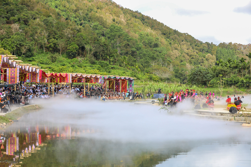 演出舞臺(tái)借用山水實(shí)景，現(xiàn)場(chǎng)觀眾相隔毛納河觀看舞蹈表演。李天平攝