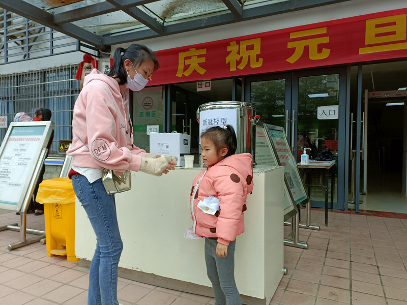 居民取用“新冠輕型中藥治療湯”。東山鎮(zhèn)衛(wèi)生院供圖