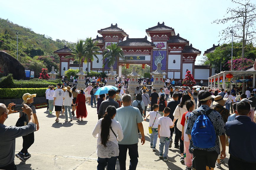 1月22日，三亞南山文化旅游區(qū)游人紛至