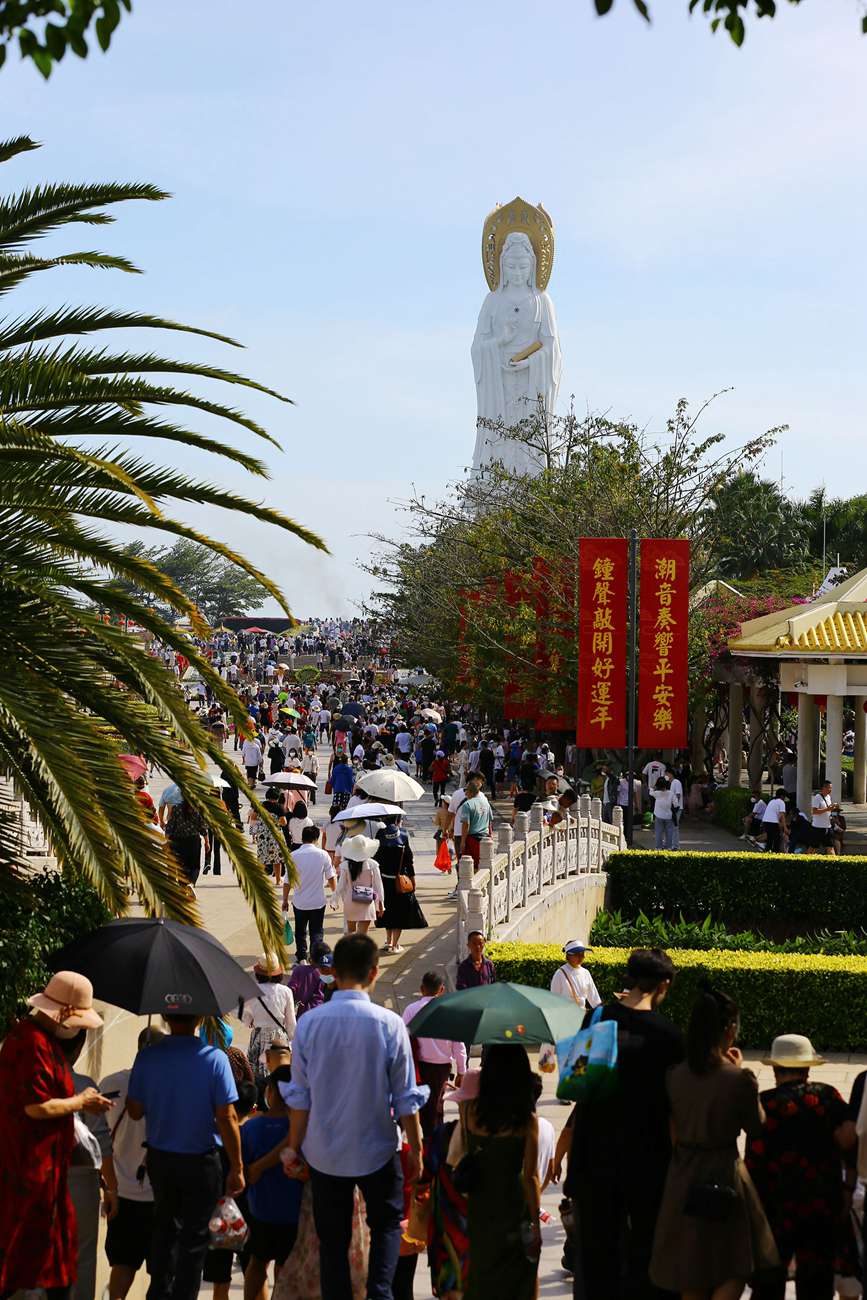 1月22日，三亞南山文化旅游區(qū)游人如織