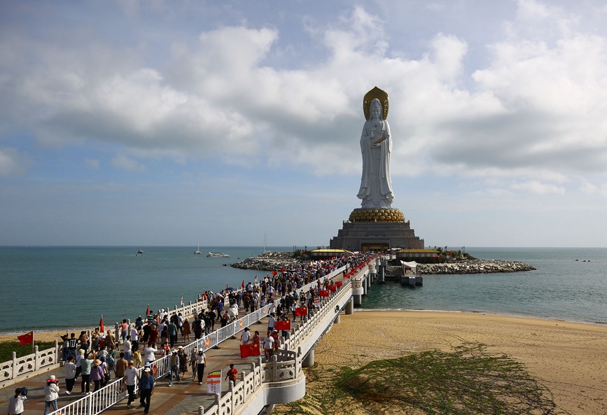 1月22日，三亞南山文化旅游區(qū)游人如織