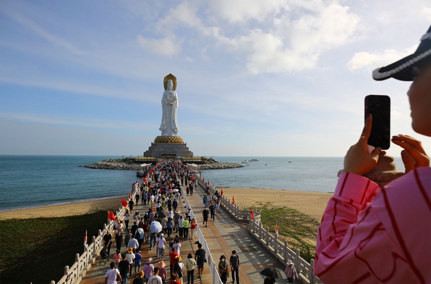 1月22日，游客在三亞南山文化旅游區(qū)游覽