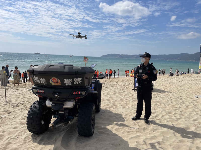 民警駕駛無人機(jī)在景區(qū)沙灘進(jìn)行防溺水宣傳。黃恒攝