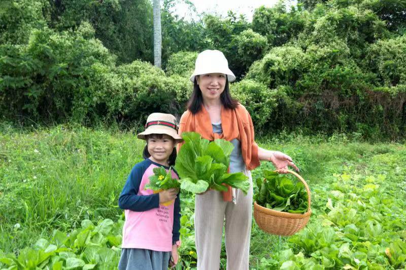 游客在果園體驗采摘樂趣。受訪者供圖