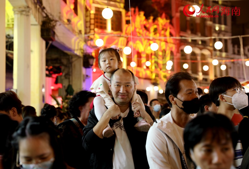 市民游客在騎樓老街過元宵節(jié)。人民網(wǎng) 符武平攝