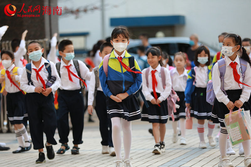 2月13日，海口市第二十五小學(xué)海甸校區(qū)的小學(xué)生們有序返校。 人民網(wǎng) 孟凡盛攝