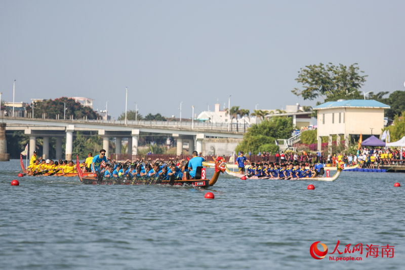 龍舟在寧遠河上踏浪前行。人民網(wǎng) 牛良玉攝