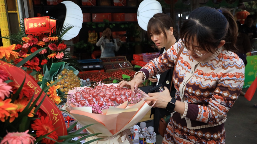 圣女果花束吸引市民目光。胡雄飛攝