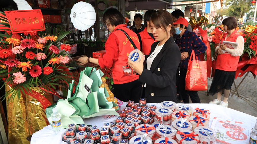 圣女果著“新裝”，吸引市民目光。胡雄飛攝