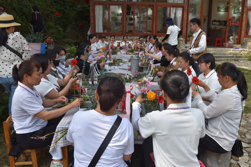 婦女職工在學(xué)習(xí)插花。林小丹攝