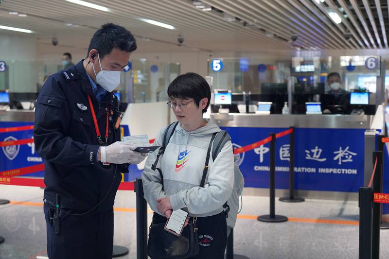 海口美蘭邊檢站民警正在進(jìn)一步核實(shí)入境旅客信息。王羽攝