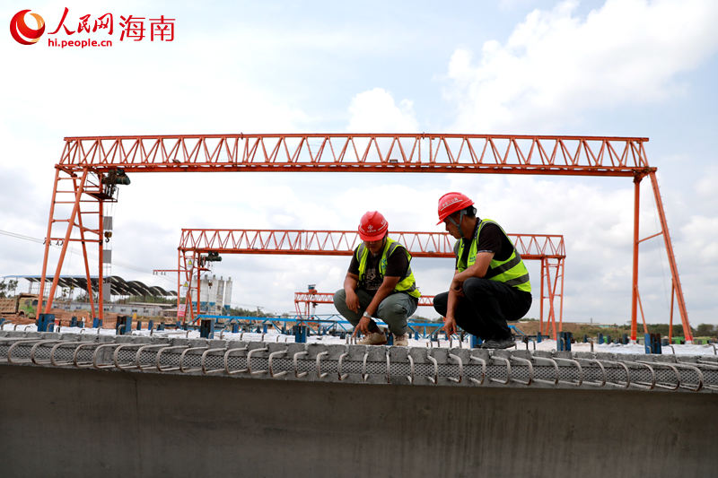 在陽江北互通施工現場，工人正檢查預制梁。 人民網 孟凡盛攝