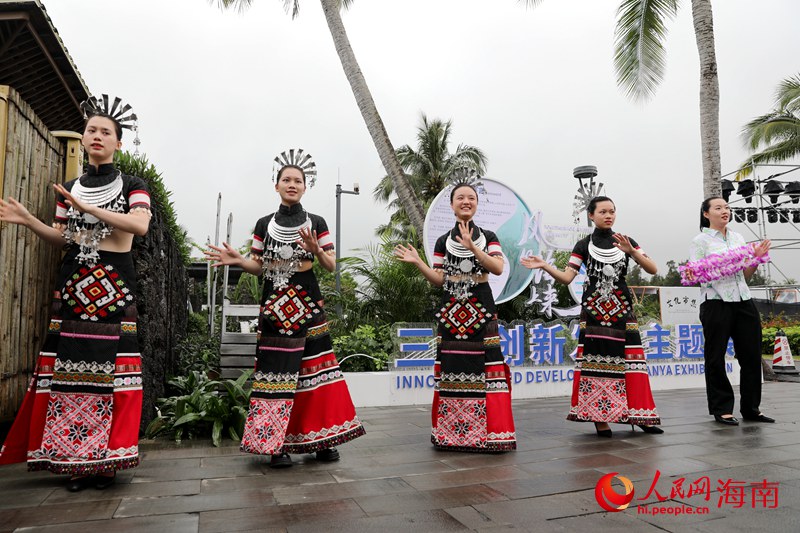 少數(shù)民族同胞載歌載舞歡迎賓客