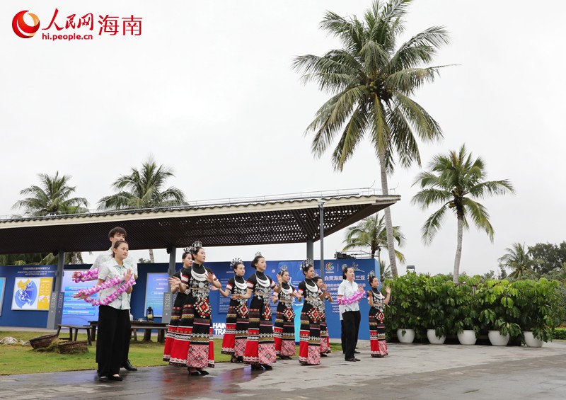 少數(shù)民族同胞載歌載舞迎接賓客。人民網(wǎng) 符武平攝