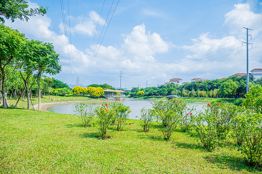 抱坡溪濕地公園與下游東岸濕地公園相連，實(shí)現(xiàn)水系連通，修復(fù)河道岸線，解決城市防洪排澇問(wèn)題。