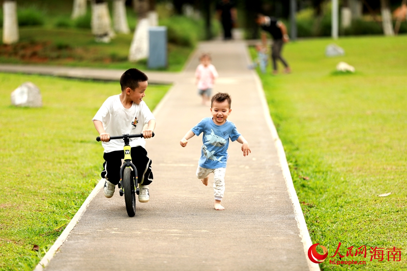 在美舍河鳳翔濕地公園內(nèi)，嬉戲玩耍的小朋友。人民網(wǎng) 孟凡盛攝