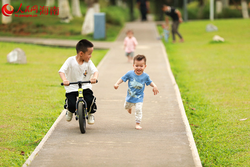 在美舍河鳳翔濕地公園內(nèi)，嬉戲玩耍的小朋友。 人民網(wǎng) 孟凡盛攝