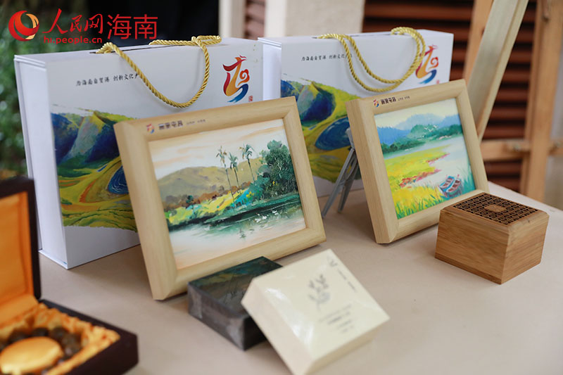 在推介會上，屯昌展出的油畫作品。 人民網(wǎng) 孟凡盛攝副本