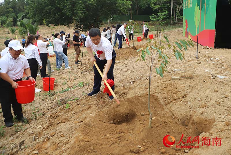 領導嘉賓現(xiàn)場植樹留念。人民網(wǎng) 牛良玉攝