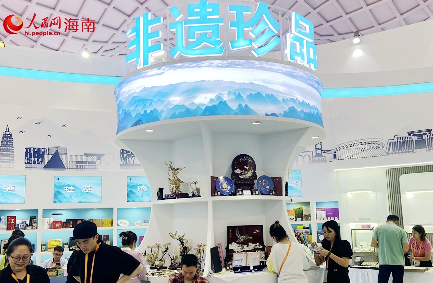 第三屆消博會(huì)上海南展館的“非遺”展品。人民網(wǎng) 陳海燕攝