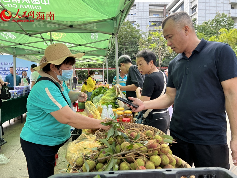 消費(fèi)助農(nóng)大集市現(xiàn)場(chǎng)。李學(xué)山攝