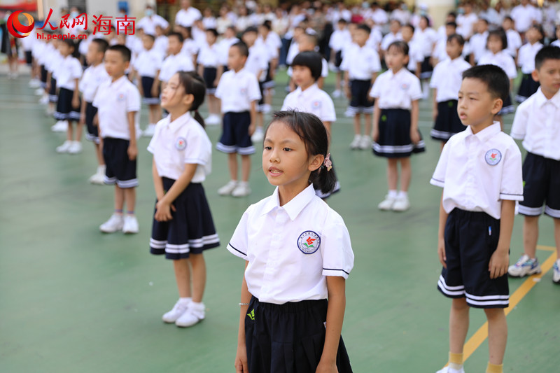 新隊員們高唱《中國少年先鋒隊隊歌》。 人民網(wǎng)記者 孟凡盛攝