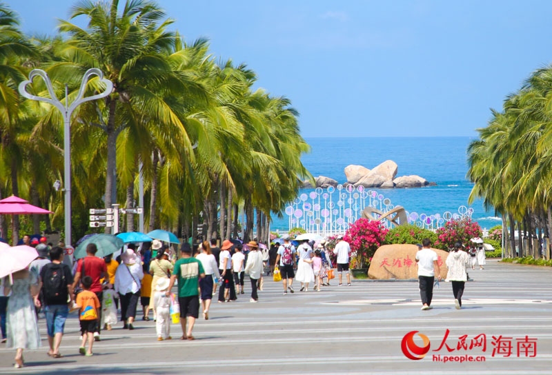 天涯海角景區(qū)內游人絡繹不絕。人民網 牛良玉攝