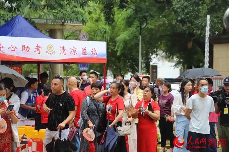 6月7日，海南中學(xué)高中部考點，家長在大門外等候。人民網(wǎng) 牛良玉攝