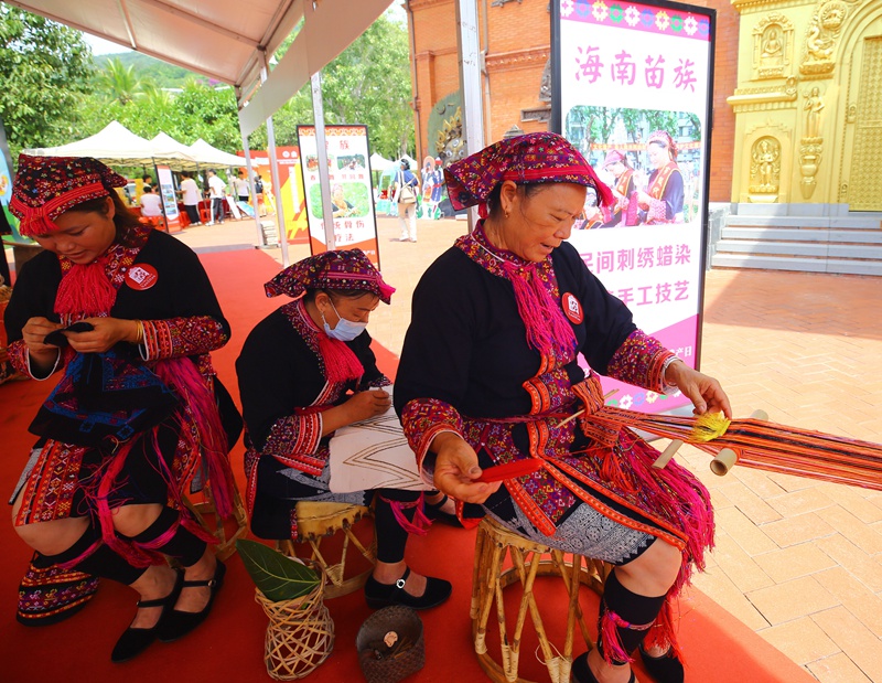 資料圖：三亞南山非遺節(jié)上展示的非遺“海南苗族民間刺繡”。