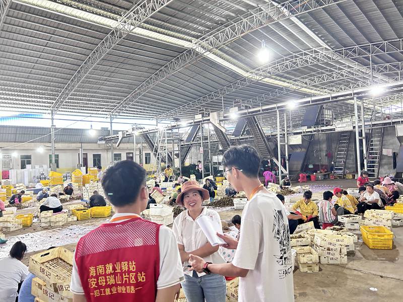 就業(yè)驛站工作人員上門溝通用工情況。海南人才集團供圖