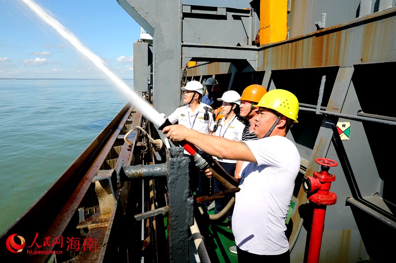 洋浦海事局小鏟灘海巡執(zhí)法大隊隊員正在檢查船上設(shè)施。人民網(wǎng)記者 符武平攝