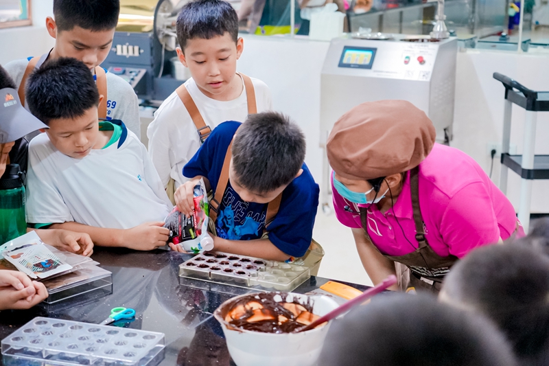 營員們學(xué)習(xí)用可可原料制作巧克力。興隆熱帶植物園供圖