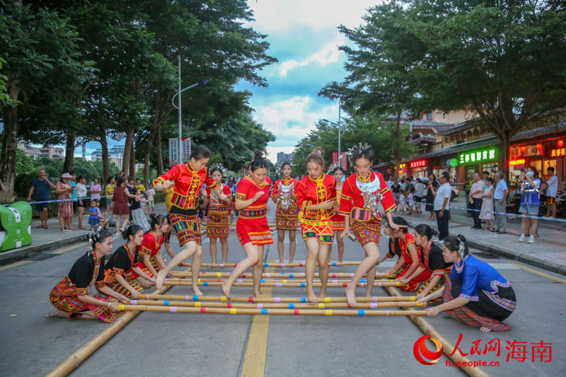 身著少數(shù)民族服飾的表演者現(xiàn)場跳起竹竿舞。人民網(wǎng) 牛良玉攝