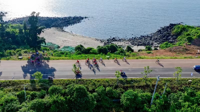 “醉美西岸，樂在‘騎’中”環(huán)島旅游公路（儋州段）騎行之旅現(xiàn)場。儋州市旅文局供圖