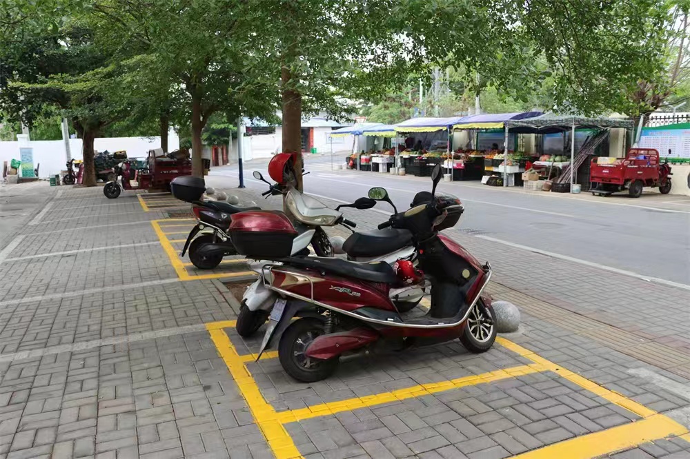 非機動車有序停放在改造后的停車。昌江供圖位內(nèi)