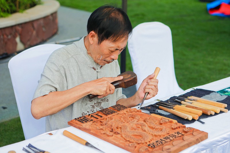 海南龍?zhí)恋窨趟囆g(shù)非遺傳承人王科美現(xiàn)場(chǎng)展示。?？谑新梦木止﹫D