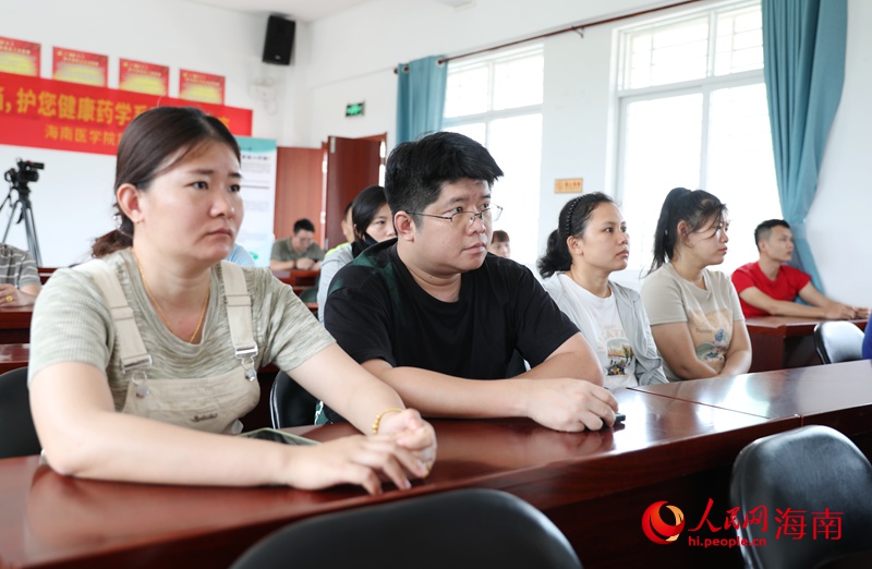 社區(qū)居民認真學習用藥知識