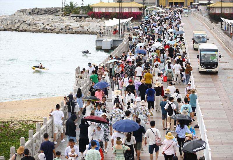 5月3日，三亞南山文化旅游區(qū)游人如織。